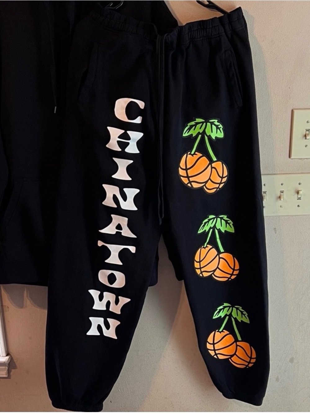 CHINATOWN MARKET LIMITED EDITION SWEATPANTS SIZE XLARGE